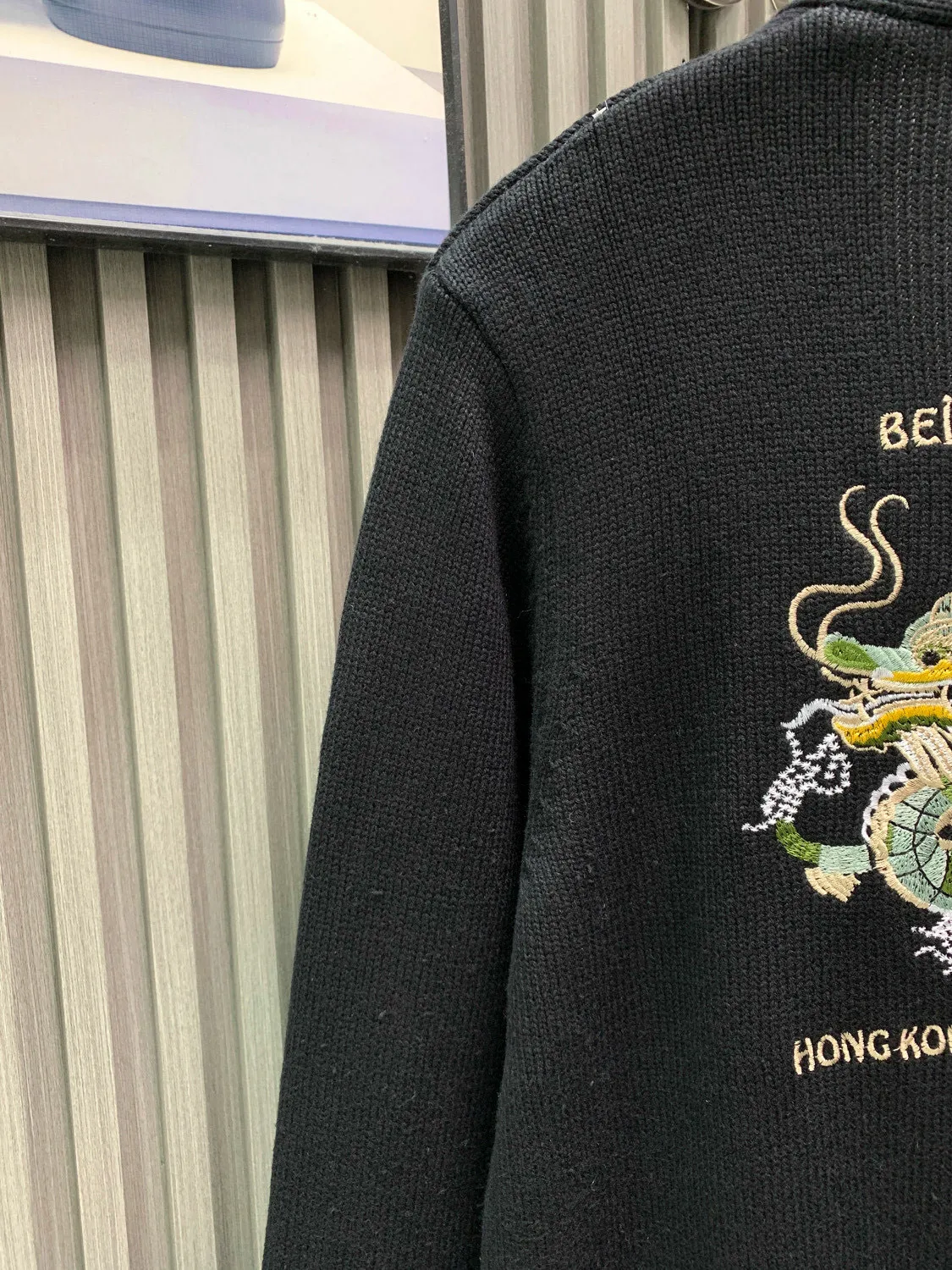 🅿️400 🀄️ Louis Vuitton Louis Vuitton 25* Year of the Snake Limited Edition Knitted sweater jacket style with classic double dragons embroidered around the chest A whole dragon embroidery on the back highlights the dominance Color-dyed wool blended cotton yarn High weight and high density Super high quality The wool is soft, delicate and skin-friendly It feels soft and silky All color-dyed high weight cotton yarn ensures no color difference Adopts four-hole knitting method Tight and textured, durable and not prone to pilling. It has a soft and warm comfort. It does not stick to the body when worn alone. Classic knitted clothing uses exquisite details and iconic brand symbols to reinterpret the charming charm. This sweater is made of wool and cashmere blended fabrics and is made with heavy-duty jacquard craftsmanship. All products are produced on imported looms. The details are clearly visible and the sense of high-end is the same for men and women.
